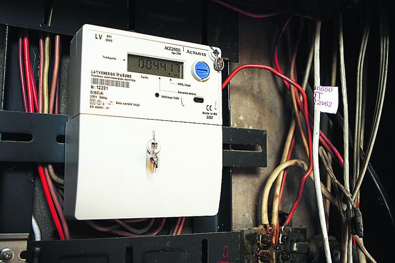 Elektrības skaitītājs uzskaitīs tikpat, bet maz ticams, ka no 1. aprīļa par elektrību būs jāmaksā mazāk.