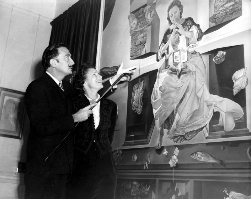 Salvadors Dalī ar savu mūzu Galu 1955. gadā.