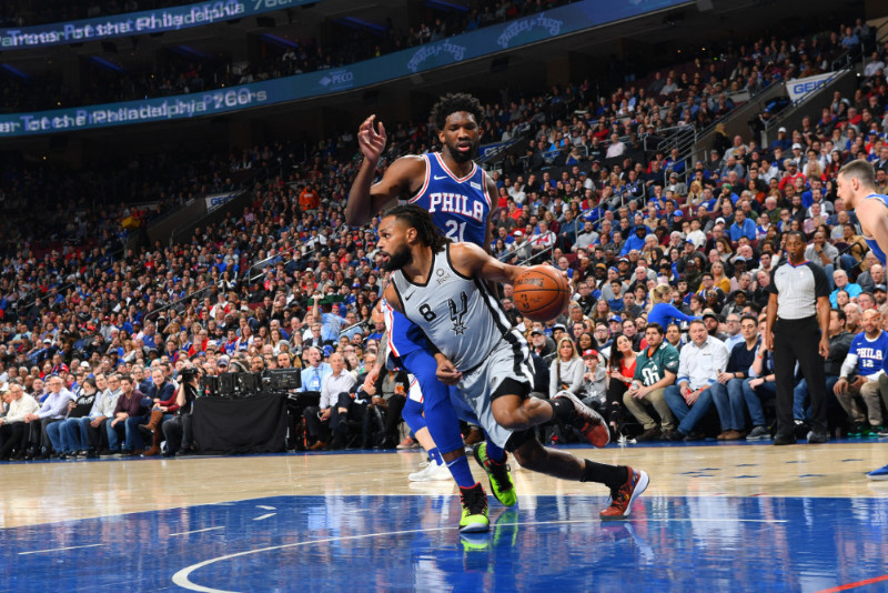 “Spurs” un “76ers” spēles epizode.