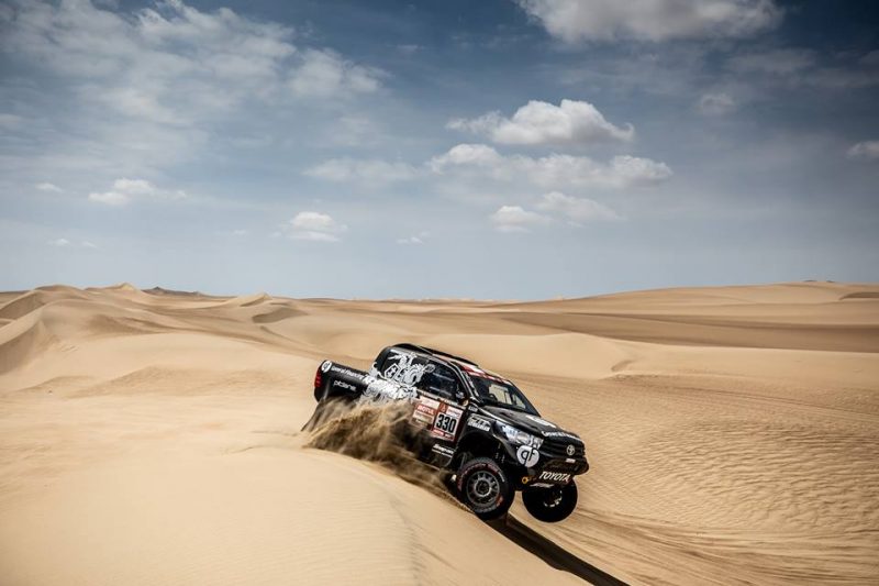 Lietuvas autosportists Benedikts Vanags cīnās Peru smiltīs.