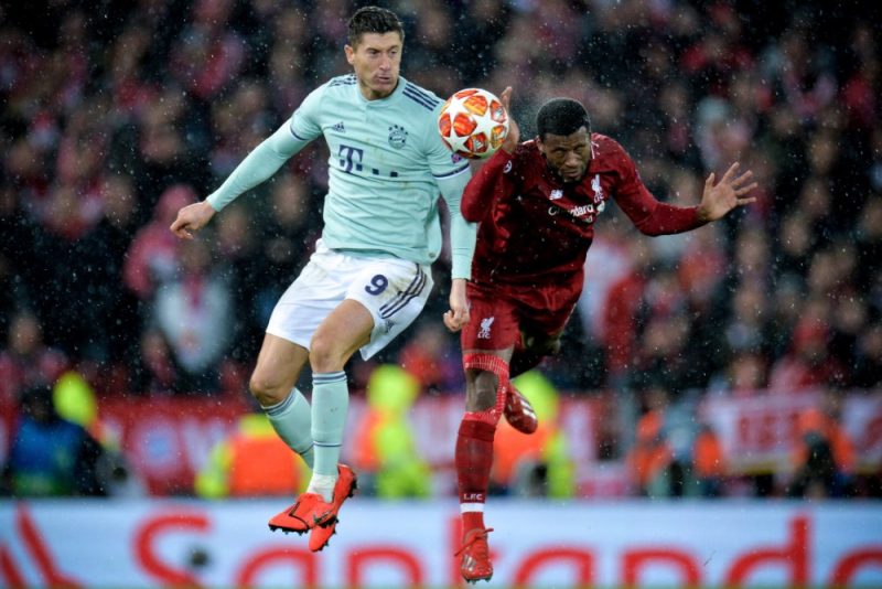 Minhenes “Bayern” līderis Roberts Levandovskis (no kreisās), pret “Liverpool” spēlētāju Džeordžinio Vijnaldumu.
