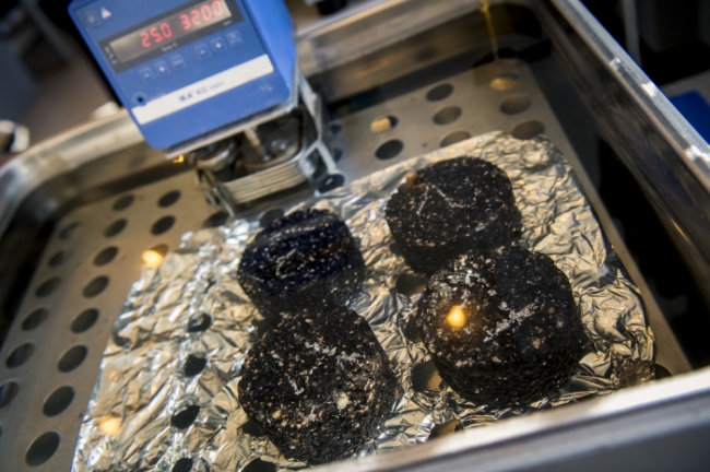 LVC laboratorijā pārbauda aukstā asfalta maisījumus,
kuri tiek izmantoti uz valsts autoceļiem.