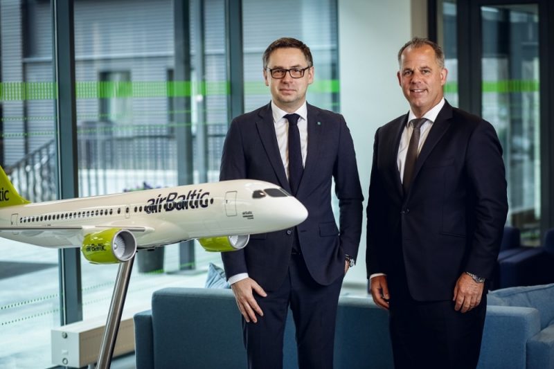 “Tez Tour Latvija” direktors Konstantīns Paļgovs (no kreisās), “airBaltic” izpilddirektors Martins Gauss.