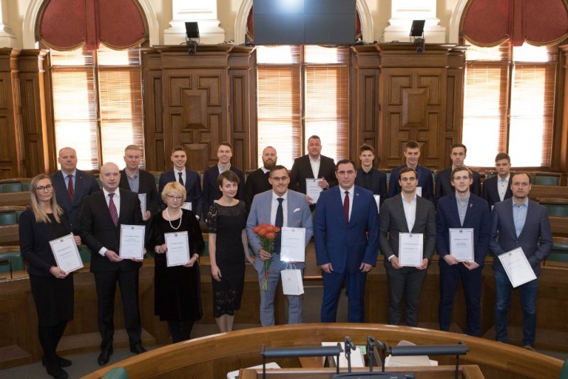 Latvijas florbola izlase pieņemšanā Saeimā.