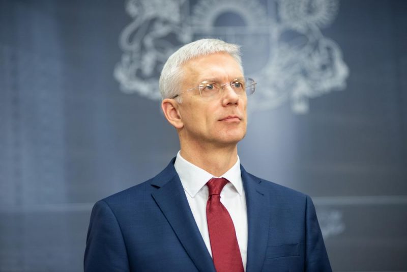 Krišjānis Kariņš un finanšu ministrs Jānis Reirs pēc ārkārtas valdības sēdes preses konferencē