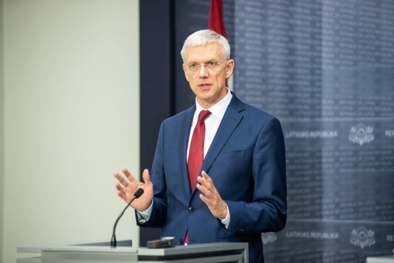 Krišjānis Kariņš un finanšu ministrs Jānis Reirs pēc ārkārtas valdības sēdes preses konferencē