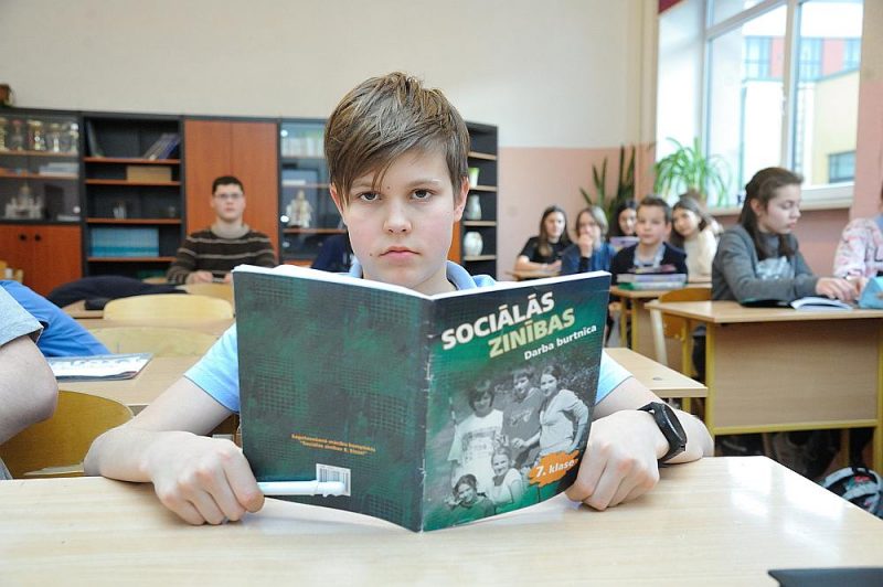 Rīgas 34. vidusskolā gaidāmo reformu negaida ar lielu satraukumu, jo skolā jau tagad, piemēram, 7. klasē 70 procenti mācību vielas apgūst latviski.
