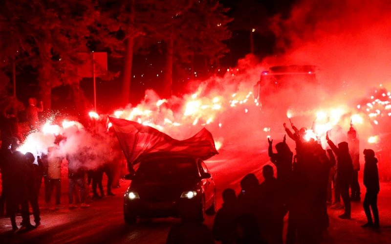 Sanktpēterburgas “Zenit” līdzjutēji komandu sagaida ar “ugunsceļu”.
