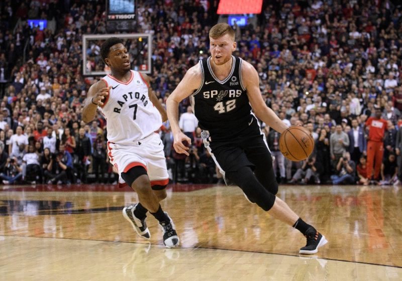 Dāvis Bertāns (no labās) pret “Raptors” basketbolistu Kailu Lauriju.