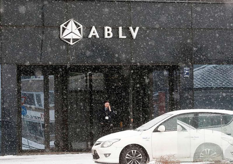 ABLV Bank” problēmas radās pēc ASV Finanšu ministrijas Finanšu noziegumu apkarošanas tīkla 2018. gada februāra vidū paziņotā, ka tas plāno noteikt sankcijas “ABLV Bank” par naudas atmazgāšanas shēmām. Bankas pašlikvidācijas process sākās 13. jūnijā.