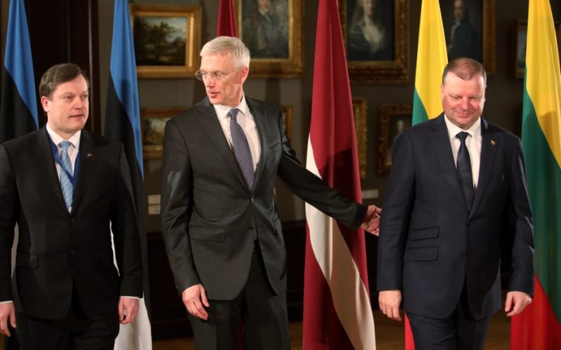Igaunijas vēstnieks Latvijā Arti Hilpus (no kreisās), Latvijas Ministru prezidents Krišjānis Kariņš un Lietuvas Ministru prezidents Sauļus Skvernelis pirms Baltijas Ministru padomes Premjerministru sanāksmes, kurā paredzēts pārrunāt Eiropas Savienības aktuālos darba kārtības jautājumus, 04.02.2019.
