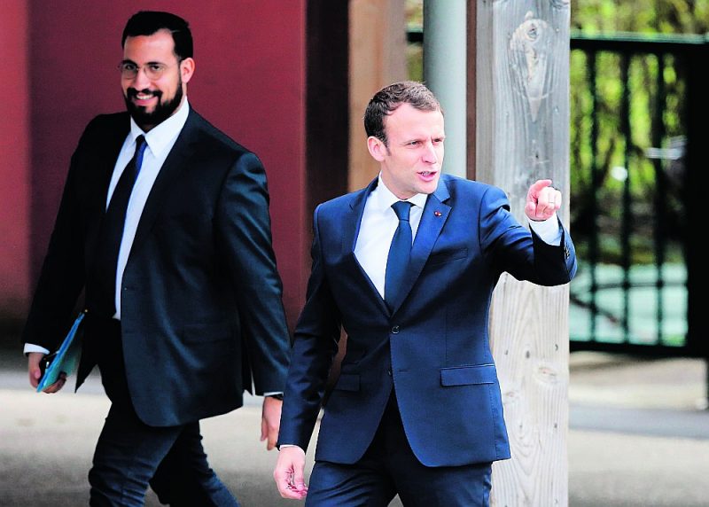 Francijas prezidenta Emanuela Makrona (no labās) drošības dienesta bijušais vadītājs Aleksandrs Benalla apsargāja prezidentu vēl pirms viņa ievēlēšanas par valsts galvu, taču vienlaikus kārtoja privātus darījumus.