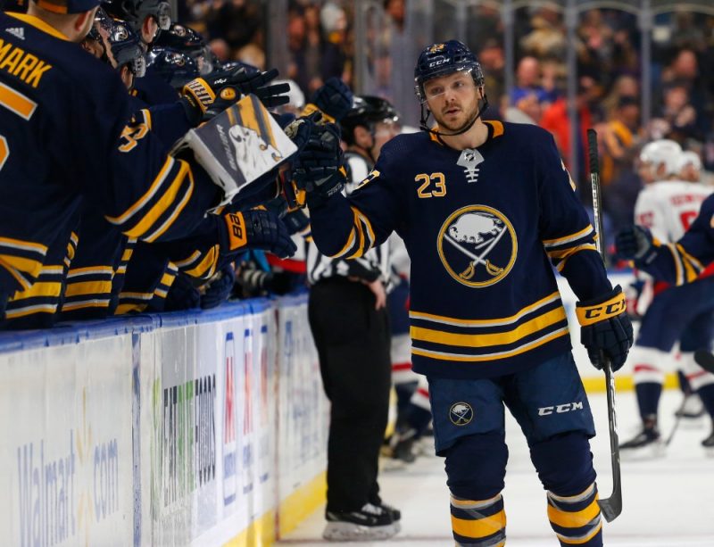 “Sabres” hokejists Sems Reinhārts sestdien izcēlās ar “hat trick”.