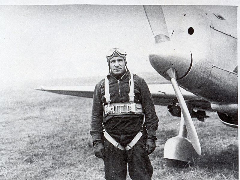 Herberts Cukurs pie paškonstruētās lidmašīnas “Trīs zvaigznes” 1940. gada jūnija sākumā.