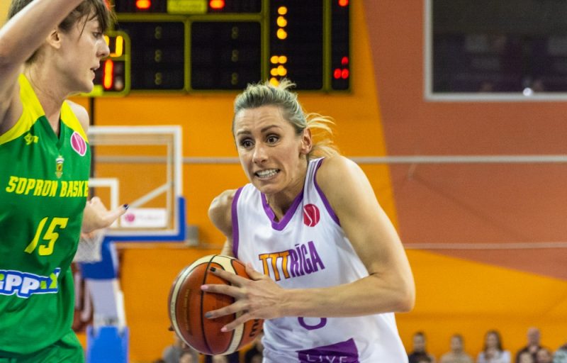 “TTT Rīga” pieredzējusī basketboliste Gunta Baško dodas uz grozu.