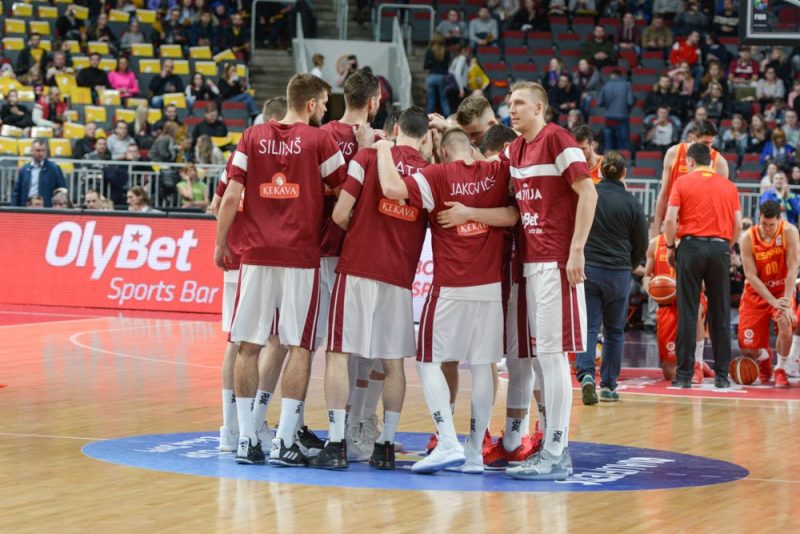 Latvijas basketbola izlase pēc neveiksmīgas spēles pirmās daļas bija kā dūre, atspēlēja lielu deficītu, bet beigās zaudēja spāņiem.