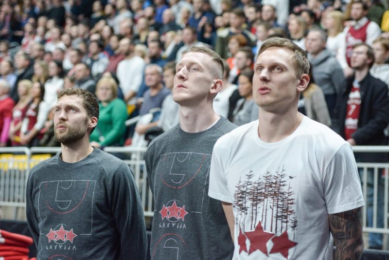 Jānis Strēlnieks (no kreisās), Rolands Šmits un Jānis Timma pirmdien būs Latvijas izlases rindās arī laukumā, ne tā malā.