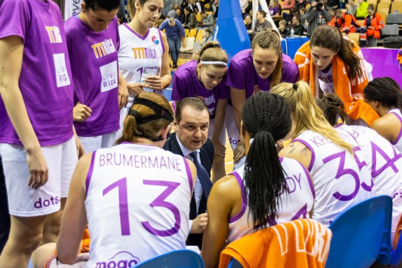 “TTT Rīga” basketbolistes uzklausa galvenā trenera Mārtiņa Zībarta norādījumus.