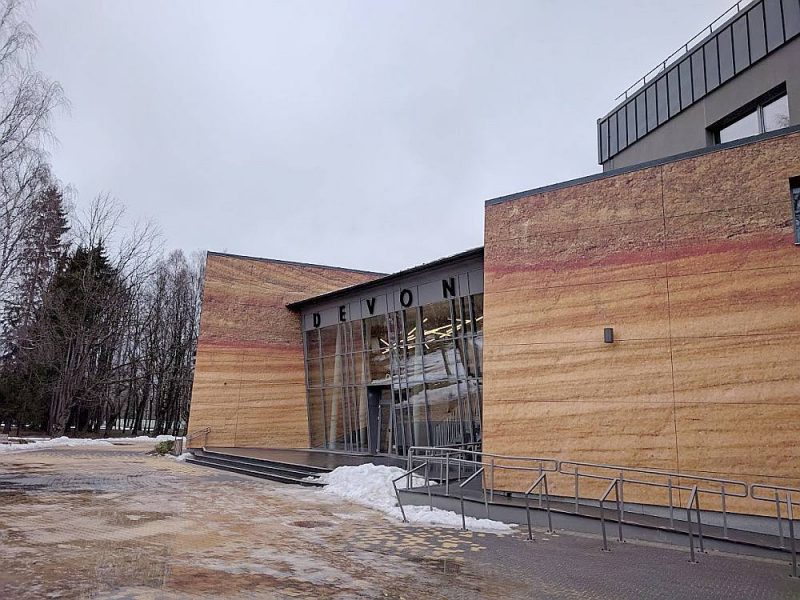Siguldas kultūras centrs “Devons” atdzimis jaunā veidolā – izveidota energoefektīva ēka ar plašāku publisko un tehnisko zonu.