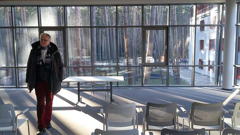 Aiz Jūrmalas bibliotēkas stikla sienām redzama apkārtējā priežu audze.