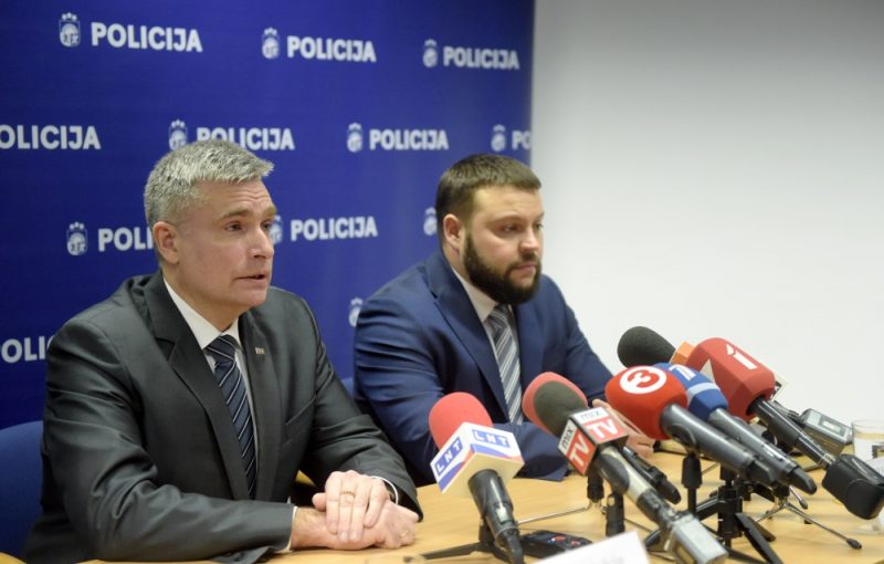 Valsts policijas Galvenās Kriminālpolicijas pārvaldes priekšnieks Andrejs Grišins (no kreisās) un Kriminālizmeklēšanas pārvaldes Slepkavību atklāšanas un personu meklēšanas nodaļas priekšnieks Romāns Jašins piedalās preses konferencē, kurā informē par kādas valsts amatpersonas nolaupīšanas novēršanu, 19.02.2019.