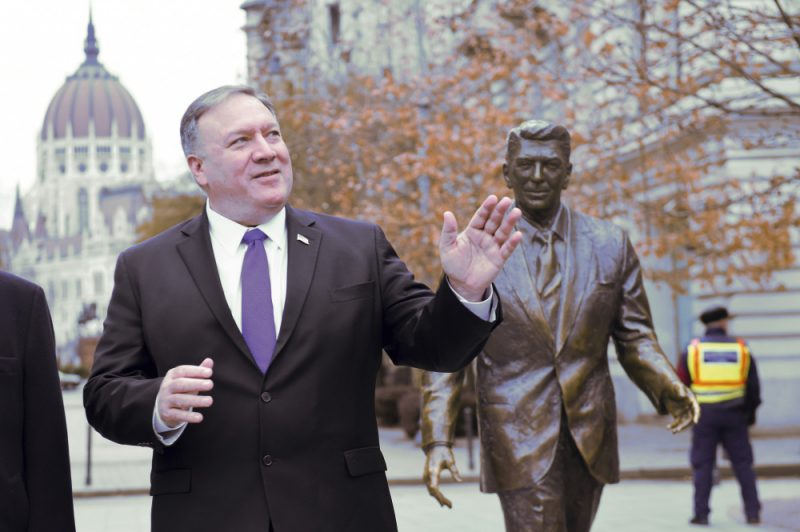 ASV valsts sekretārs Maiks Pompeo pirmdien uzsāka piecu dienu vizīti Eiropā. Budapeštā pie Ronalda Reigana pieminekļa.