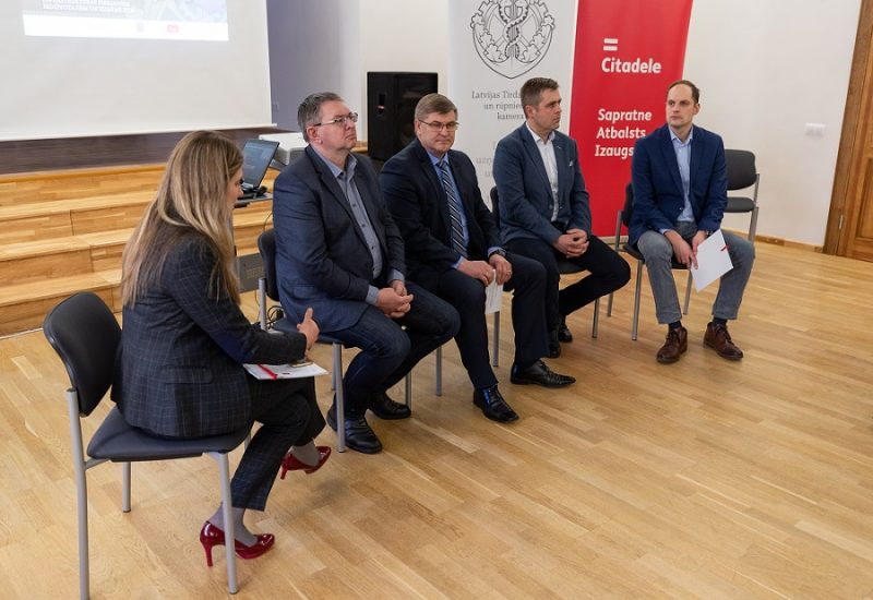 Diskusijā, kur piedalās gan pašvaldību, gan uzņēmēju, gan atbildīgo ministriju pārstāvji, pārrunājot administratīvo Latvijas dalījumu pašreiz un to, kas traucē uzņēmējdarbības attīstībai.