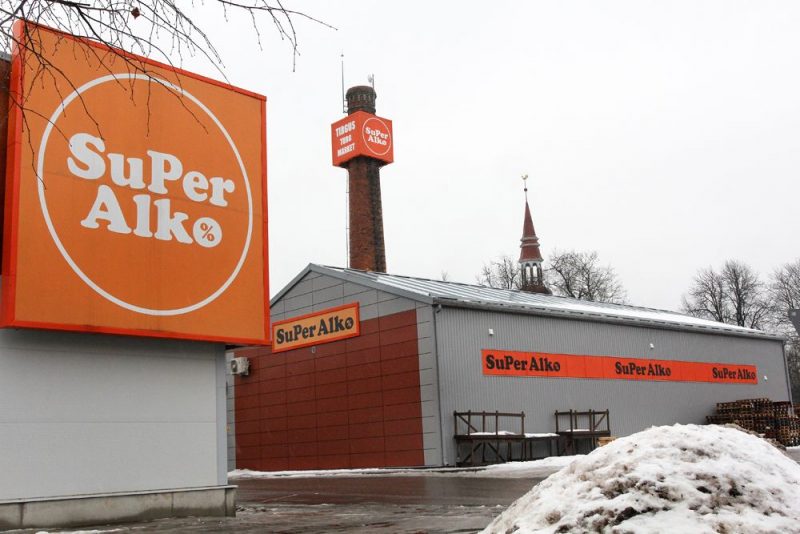Pēdējo gadu laikā alkohola tirdzniecība Valkā ir strauji uzplaukusi: nelielās pilsētas iedzīvotājus un viesus apkalpo pieci (!!!) alkohola lielveikali. Ienākot šādā veikalā, jūties kā nonācis alkoholiķa paradīzē, jo visi plaukti ir stāvgrūdām piekrauti ar dažādu veidu dzērieniem: degvīns, konjaks, šampanietis, vīns, alus utt. Cenu starpība ar Igaunijas veikaliem ir patiešām iespaidīga.