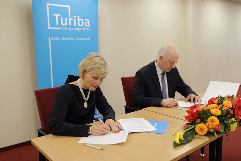 Biznesa augstskola “Turība” un viens no vadošajiem IT uzņēmumiem Latvijā un pasaulē “Accenture” 13. februārī, noslēdza sadarbības līgumu.