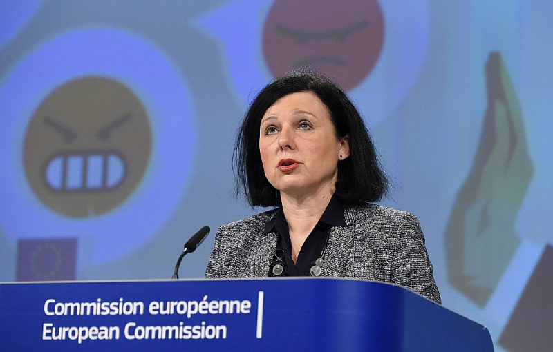 “Eiropa ir atvērta biznesam, bet Eiropa nav naiva un tai jāaizsargā sava finanšu sistēma,” Strasbūrā teica eirokomisāre Vera Jourova. “Mums jāstiprina ES finanšu kontroles kritēriji, un mēs gribam kļūt bāka tiem, kas grib vislabākos noteikumus pret naudas atmazgāšanu.”