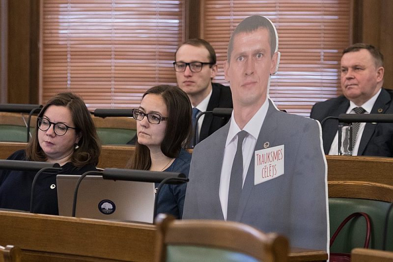 “Tā mēs demonstrējam, ka esam vienota komanda, kuru nevar ietekmēt vēršanās pret trauksmes cēlējiem,” skaidroja Jaunās konservatīvās partijas frakcijā.