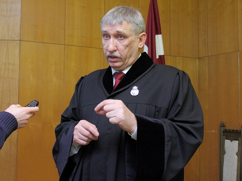 Lai politisko pārmaiņu gaisotnē ģenerālprokurors Ēriks Kalnmeiers nezaudētu darbu, viņu sargā prokuratūras likums.