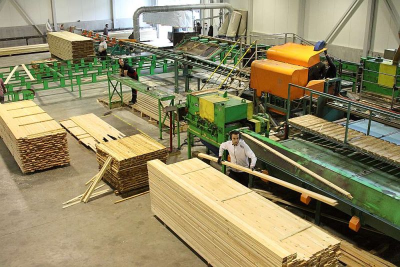 90 līdz 95% no Latvijā saražotajiem kokmateriāliem – dēļiem, brusām, plātnēm – tiek vai nu eksportēti tieši, vai arī izmantoti tālākapstrādei uzņēmumos, kas ražo saliekamās mājas, mēbeles un citus koka izstrādājumus.