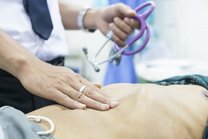 Par peptisko čūlu var liecināt dedzinošas sāpes pakrūtē.