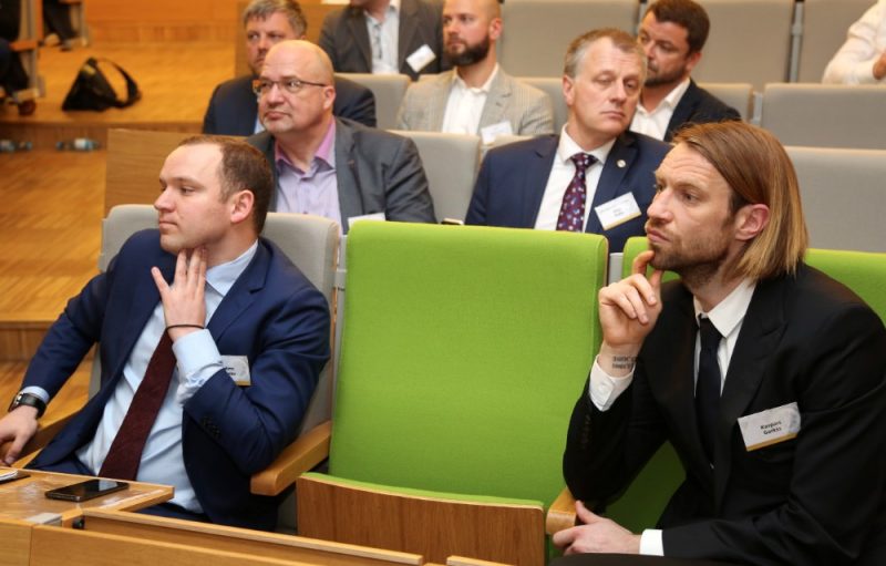 Vadims Ļašenko (no kreisās) vēlas panākt LFF prezidenta Kaspara Gorkša demisiju.