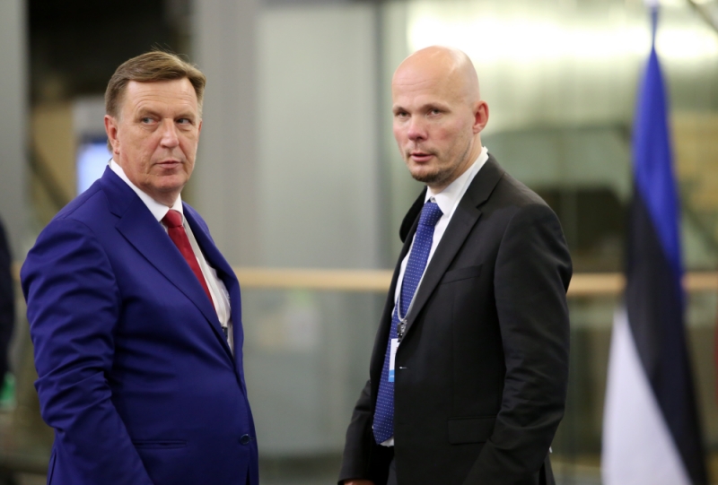 Bijušais Ministru prezidents Māris Kučinskis (no kreisās) un bijušais Ministru prezidenta preses sekretārs Andrejs Vaivars, kurš patlaban ir jaunieceltās Valsts ieņēmumu dienesta (VID) ģenerāldirektores Ievas Jaunzemes konsultants komunikācijas un sabiedrisko attiecību jautājumos.