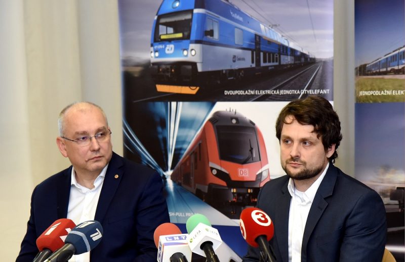 Uzņēmuma “Škoda Vagonka” viceprezidents Ivo Gurnaks (no kreisās) un “Škoda Vagonka” biznesa attīstības direktors Romāns Sorkins piedalās preses konferencē, kurā vilcienu ražotājs “Škoda Vagonka” informē par AS “Pasažieru vilciens” rīkoto piepilsētas elektrovilcienu iepirkumu.
