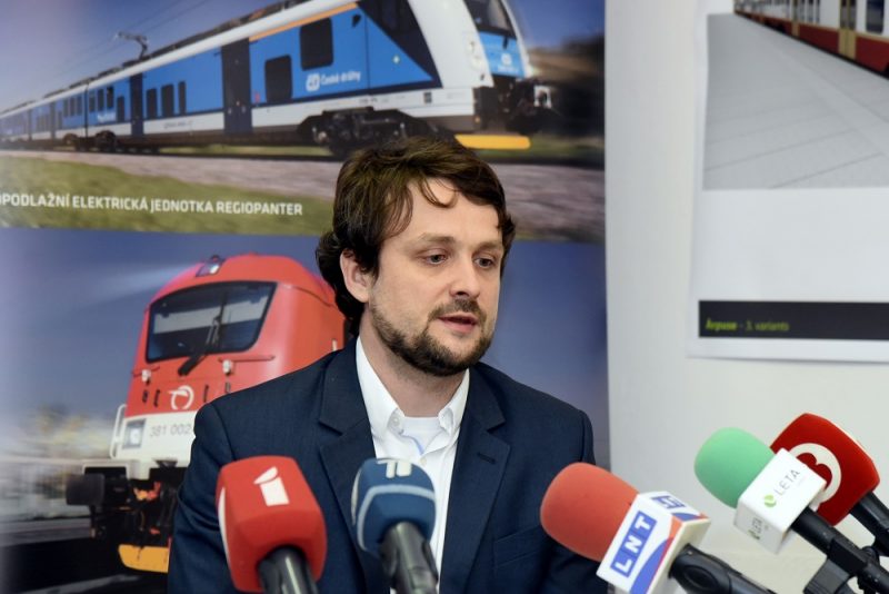 Uzņēmuma “Škoda Vagonka” biznesa attīstības direktors Romāns Sorkins piedalās preses konferencē, kurā vilcienu ražotājs “Škoda Vagonka” informē par AS “Pasažieru vilciens” rīkoto piepilsētas elektrovilcienu iepirkumu.