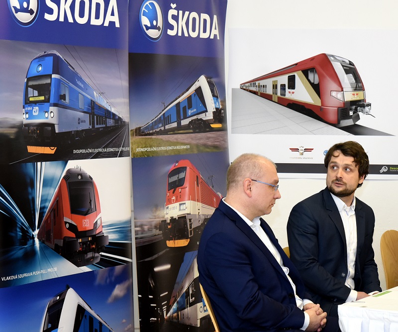 Uzņēmuma “Škoda Vagonka” viceprezidents Ivo Gurnaks (no kreisās) un “Škoda Vagonka” biznesa attīstības direktors Romāns Sorkins.