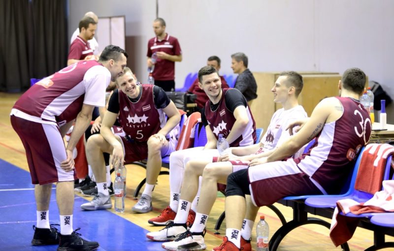 Latvijas basketbola izlase treniņā pirms spēles ar Spāniju.