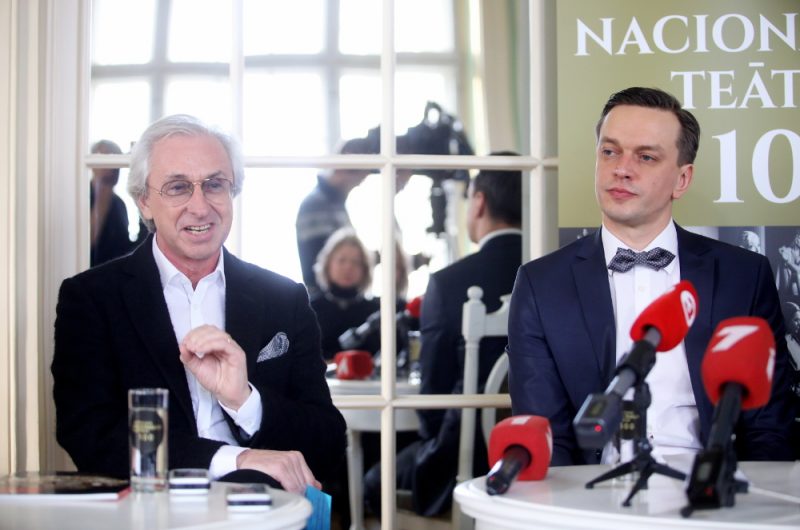 Nacionālā teātra izpilddirektors Ojārs Rubenis (no kreisās) un direktors Jānis Vimba piedalās preses konferencē par teātra simto sezonu.