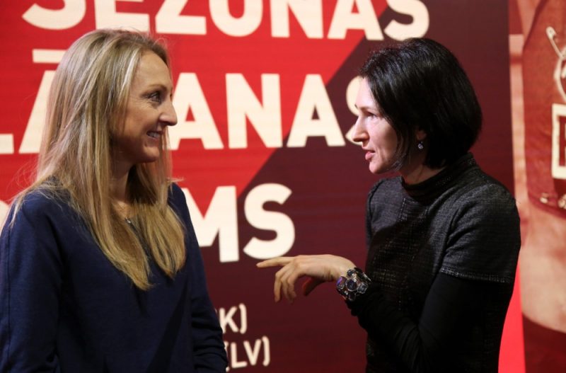 Jeļena Prokopčuka (no labās) un pasaules rekordiste maratonā Pola Redklifa piedalās Rīgas maratonam veltītā preses konferencē.