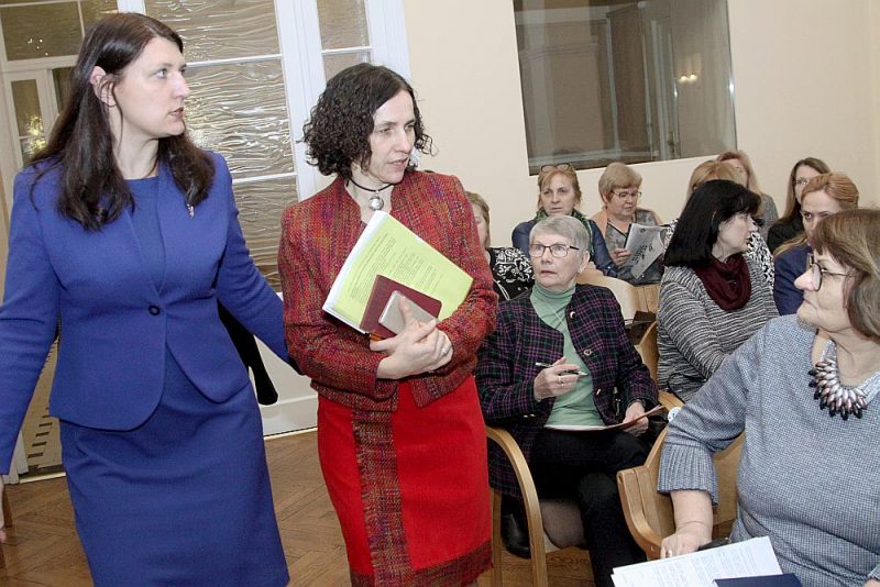 Latvijas Izglītības un zinātnes darbinieku arodbiedrības priekšsēdētāja Inga Vanaga (no kreisās) un izglītības un zinātnes ministre Ilga Šuplinska LIZDA padomes sanāksmē.