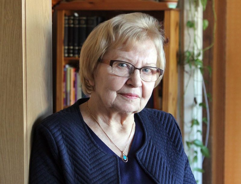 Latvijas Universitātes emeritētā profesore, vadošā ētikas jautājumu pētniece Skaidrīte Lasmane drīzumā svinēs 80 gadu jubileju, bet viņa vēl nebūt nedomā pielikt punktu zinātnieces karjerai. Kamēr cilvēks domā, viņam nevar būt garlaicīgi, secina Skaidrīte.
