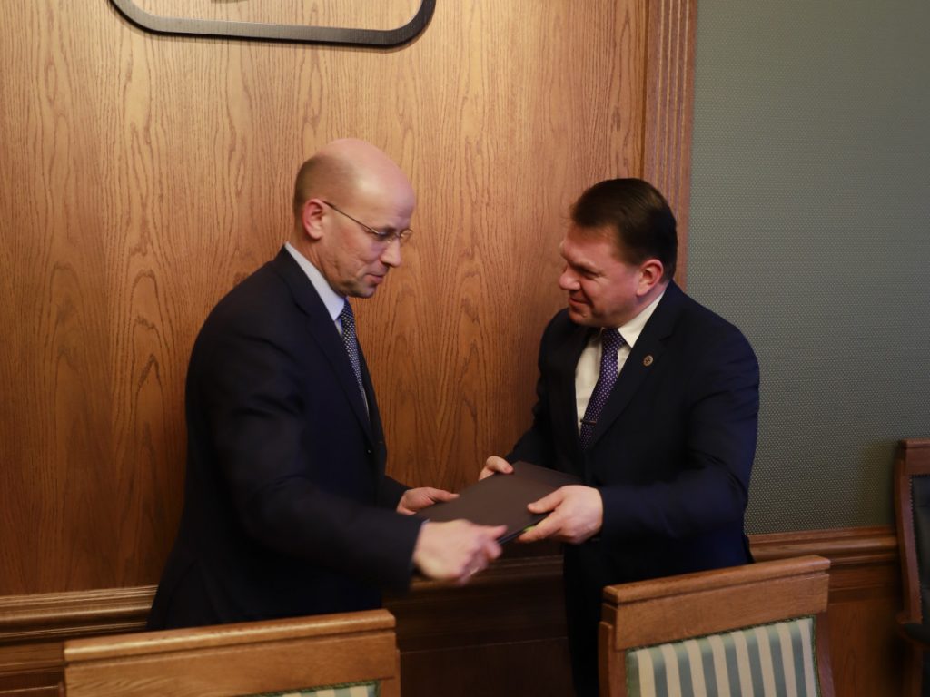 LDz prezidents Edvīns Bērziņš (no labās) tikšanās laikā ar Baltkrievija dzelzceļa vadība pārstāvi.