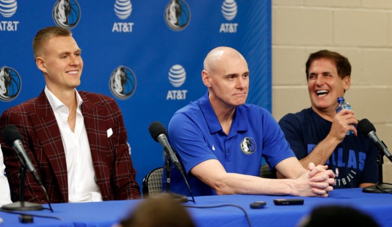 Kristaps Porziņģis (no kreisās), Dalasas “Mavericks” treneris Riks Kārlails un kluba īpašnieks Marks Kubans.
