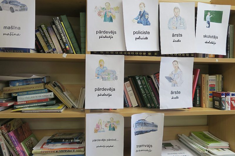 Patvēruma meklētāju izmitināšanas centrā “Mucenieki” pieejama arī telpa latviešu valodas apguvei un bibliotēka, kur atrodami mācību materiāli un bieži lietotu latviešu valodas vārdu norādes.