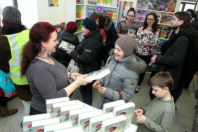 Izdevniecības “Latvijas Mediji” grāmatu namā vakar pirmie interesenti varēja bez maksas saņemt latviešu valodā izdoto romānu “Nekadbija. Moriganas Kraukles pārbaudījumi”, kas tulkots 37 valodās un pasaulē kļuvis jau par dižpārdokli.