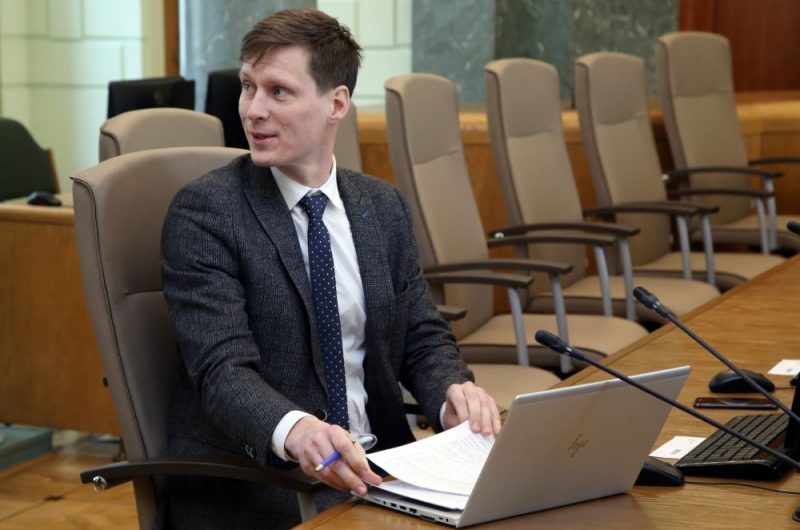 Ekonomikas ministrs Ralfs Nemiro pirms Ministru kabineta sēdes.