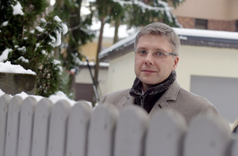 Rīgas domes priekšsēdētājs Nils Ušakovs pie savas mājas Mežaparkā, kur Korupcijas novēršanas un apkarošanas biroja darbinieki veica kratīšanu, 30.01.2019.
